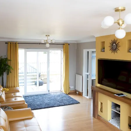 Pass The Keys Amazing 4 Bedroom Property- Hot Tub & Sea Views *