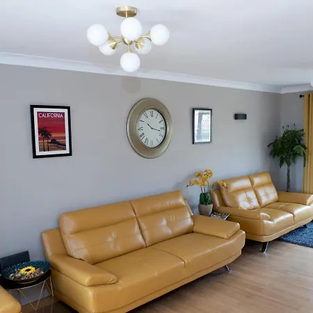 Pass The Keys Amazing 4 Bedroom Property- Hot Tub & Sea Views *