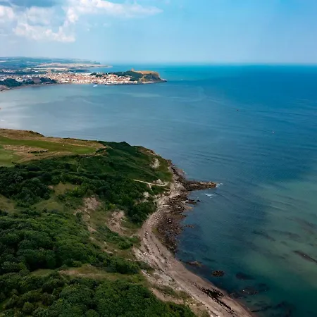 Pass The Keys Amazing 4 Bedroom Property- Hot Tub & Sea Views
